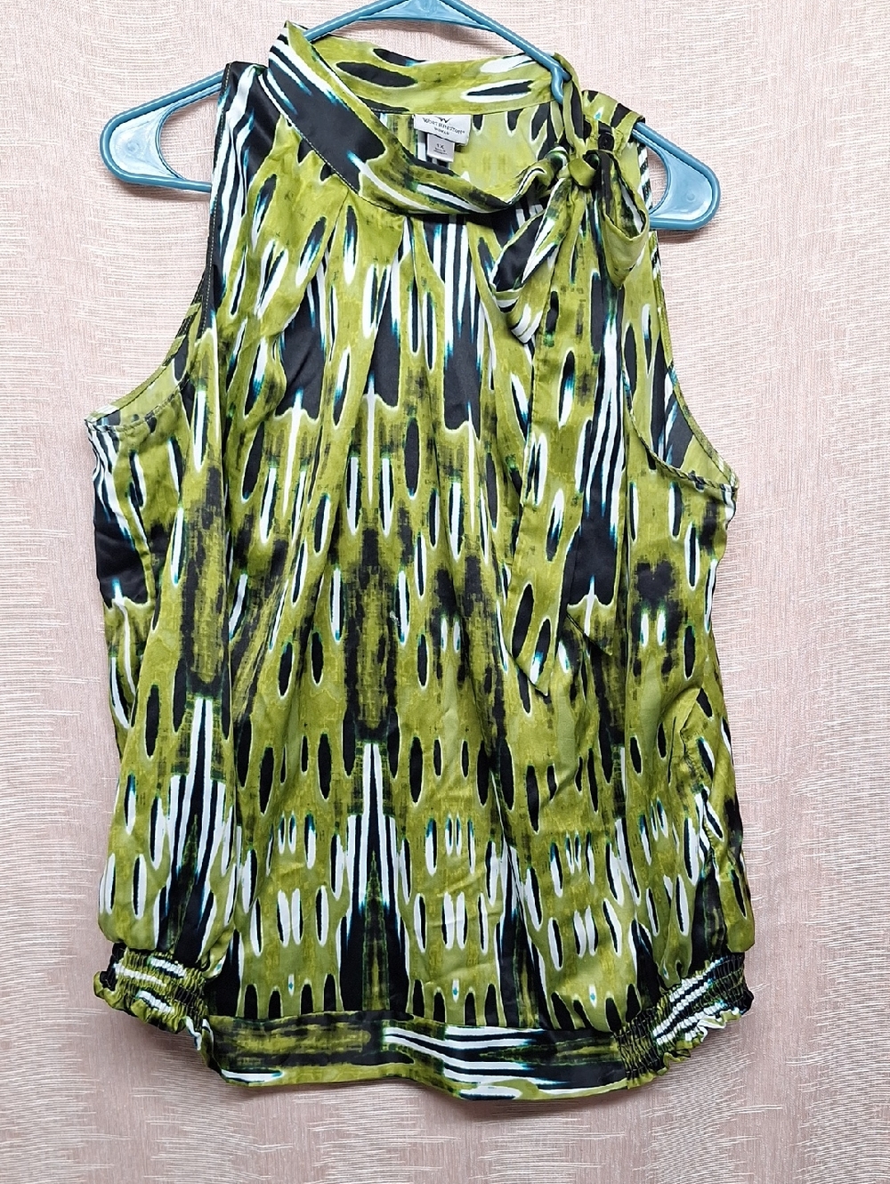 Tie-Neck Sleeveless Camisole in Olive Green Print